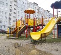 В Туле на ул. М. Горького детская площадка засыпана щебенкой