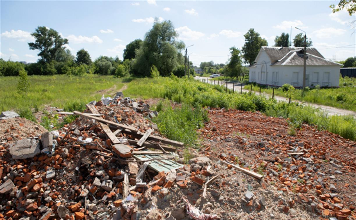 На ул. Щекинской в Туле строительный мусор лежит уже три месяца. И свалка растет!