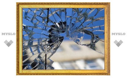 В Ефремове хулиган разбил стекло в доме соседки