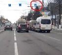 На проспекте Ленина перевернулся дорожный знак