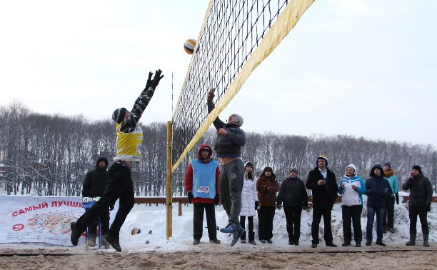 Турнир по пляжному волейболу на снегу определил сильнейшую тульскую пару