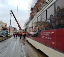 В центре Тулы встали трамваи: возле ТЦ «Утюг» грузовик с манипулятором снес бетонный столб