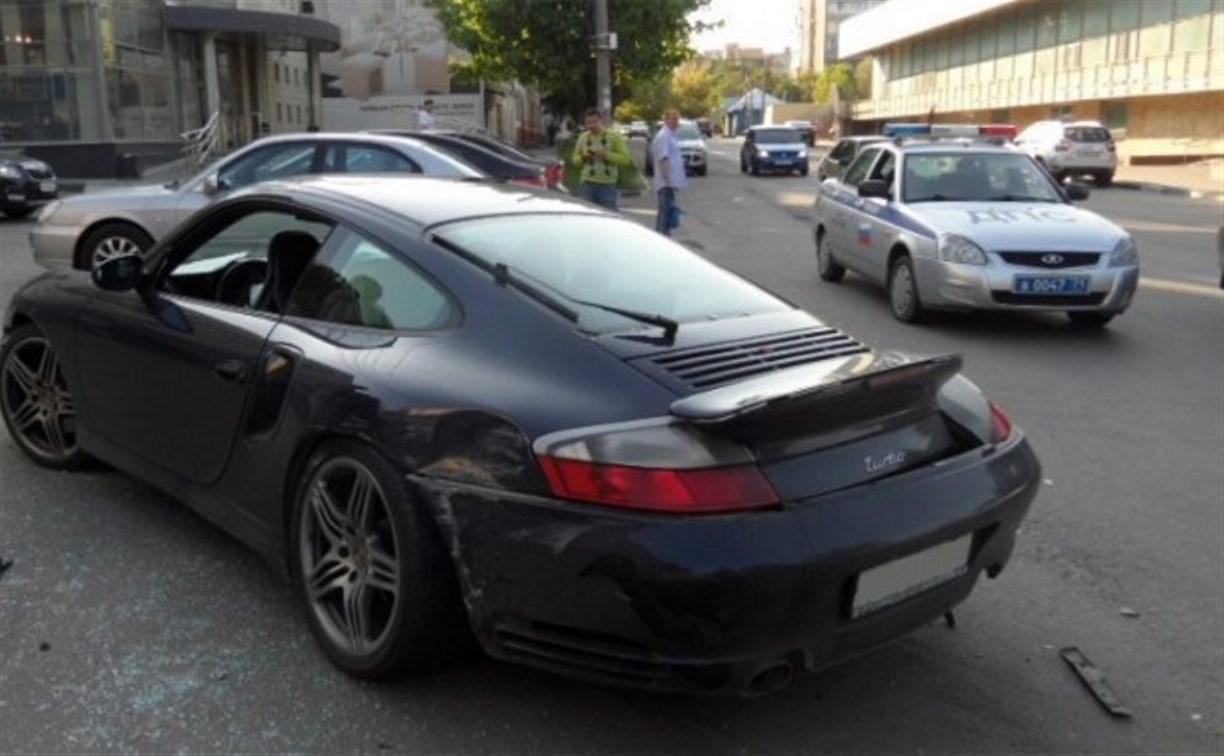 Водитель многомиллионного Porsche устроил аварию в центре Тулы