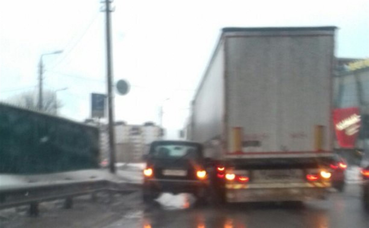 На Калужском шоссе столкнулись легковушка и грузовик