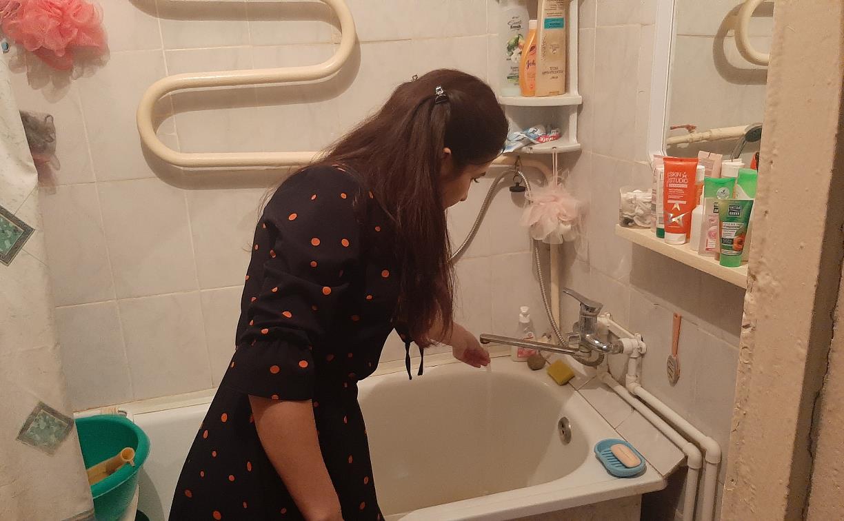 Ложки потемнели и осадок: в Кимовске из крана льется вода с примесью технического масла
