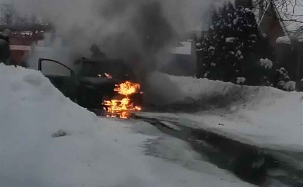 В Донском прямо на дороге загорелся автомобиль