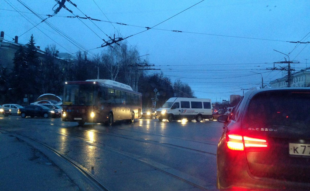 На проспекте Ленина в Туле крупная пробка: не работает светофор