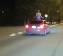 «Сам едет, а из люка девушка торчит!»: опасная езда в Новомосковске попала на видео