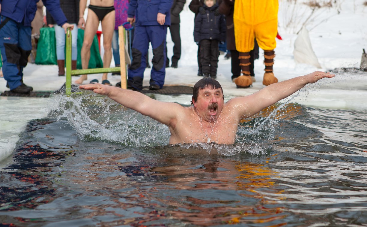 21 человек прыгнул в ледяной пруд в Алексинском районе