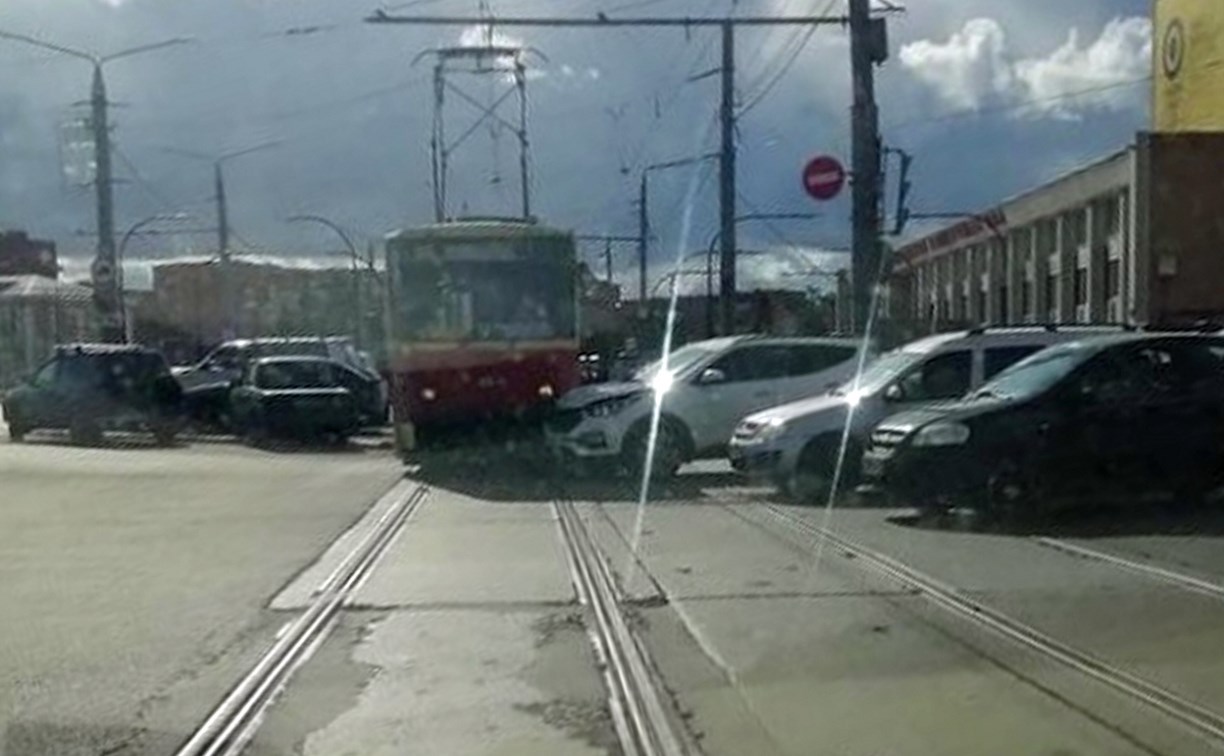 Трамвай и легковушка столкнулись на ул. Советской в Туле