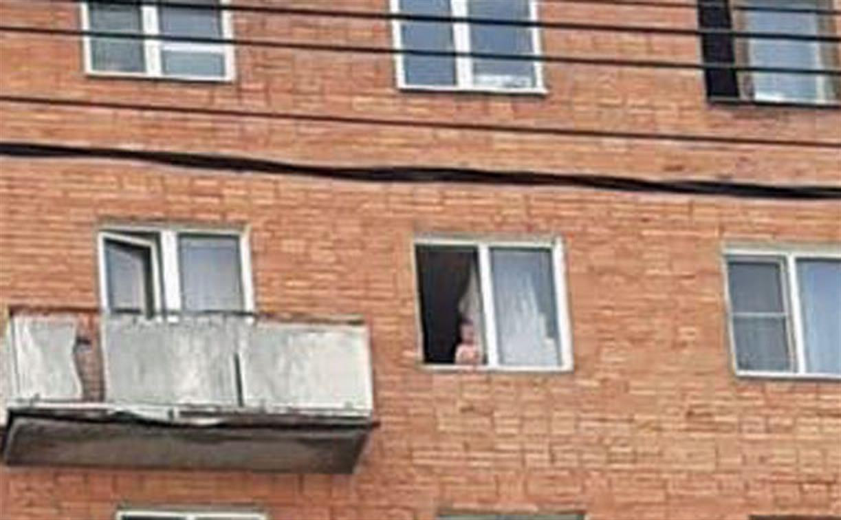 Чуть не выпал. Ребенок чуть не выпал из окна. Советские окна. Парень выпал с балкона. Ребенок в окне чуть не выпал.