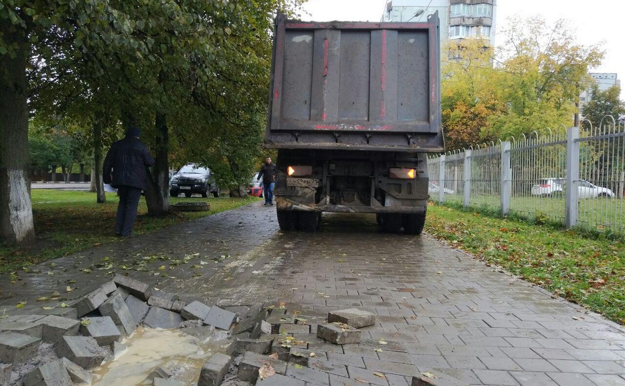 В Туле провалившийся грузовик на ул. Луначарского мог повредить коммуникации
