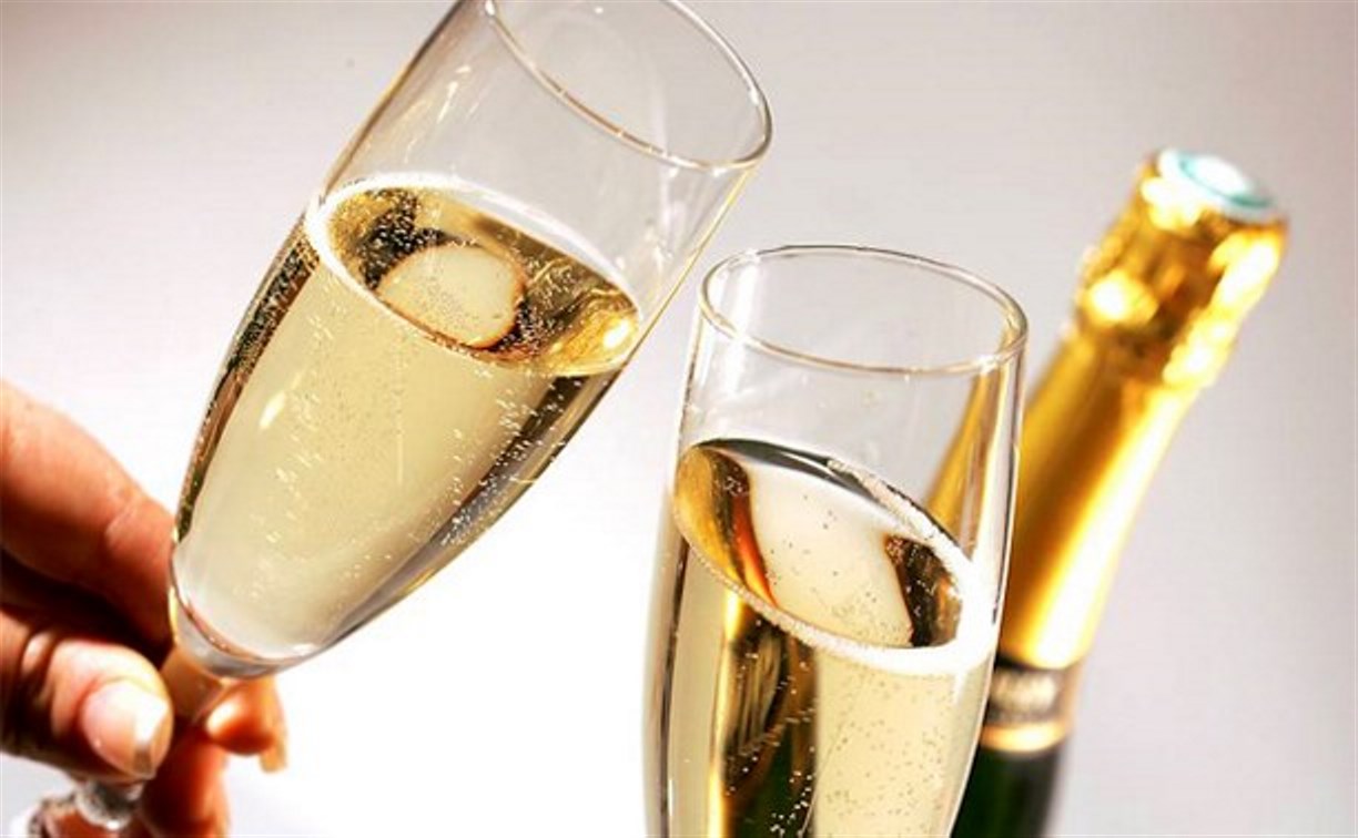 К Новому году в России установят минимальные цены на шампанское