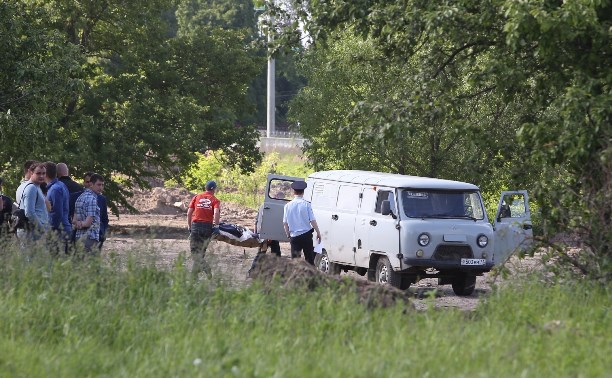 Тело погибшего на ул. Бондаренко мужчины увозят с места происшествия