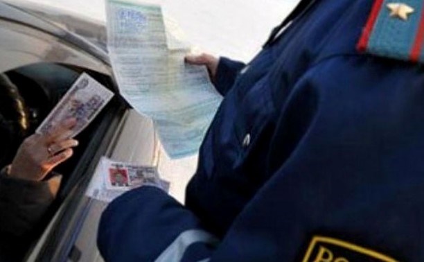 Инспектора ДПС задержали за получение взятки от водителя такси