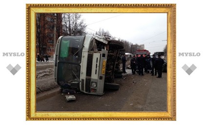 Автобус перевернулся после столкновения с иномаркой