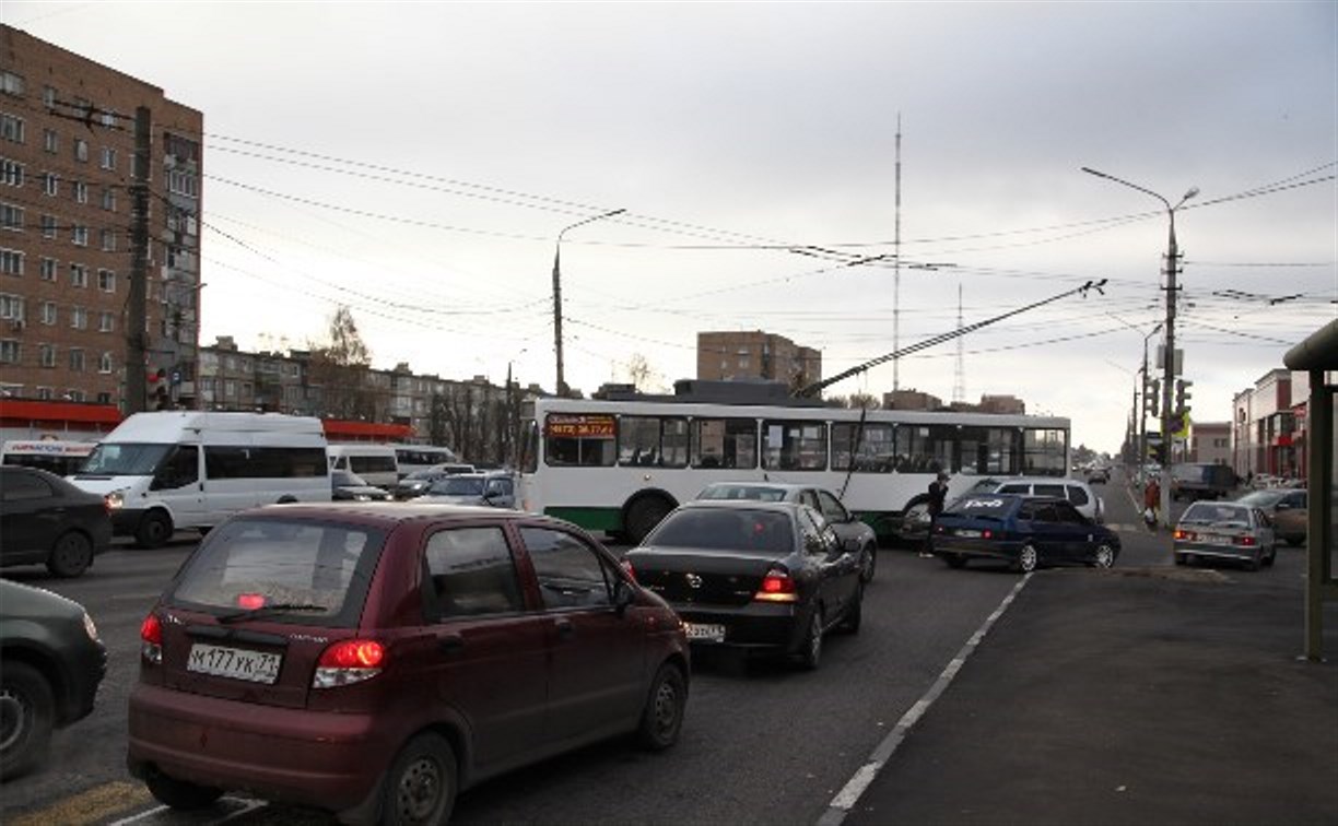 На проспекте Ленина из-за столкновения «Нивы» и троллейбуса образовалась автомобильная пробка