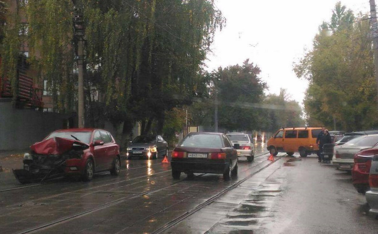 В Туле на улице Руднева произошло тройное ДТП