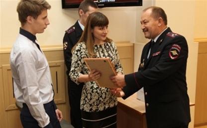 Начальник УМВД Сергей Галкин наградил туляков, поймавших угонщика машины