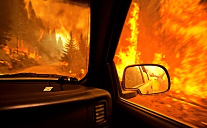 Во дворе дома в Новомосковске сгорел автомобиль