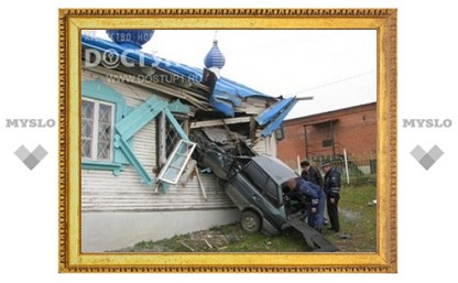В Челябинской области военные на машине проломили стену храма