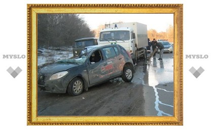 Под Тулой автомобиль «Рено» врезался в КамАЗ