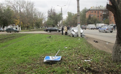 На ул. Кирова водитель «пятнашки» врезался в столб