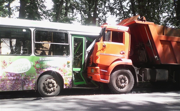 В Туле пассажирский автобус столкнулся с КамАЗом