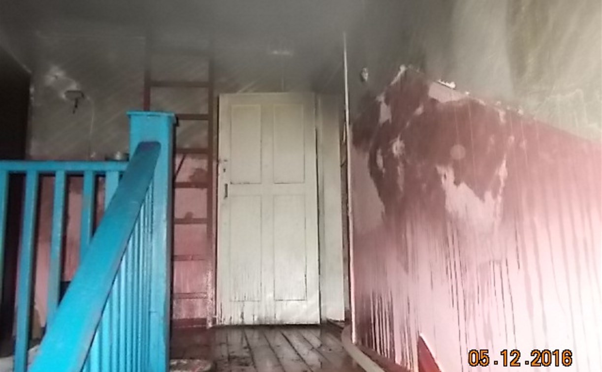 Пожарные спасли семью из горящего дома в Липках