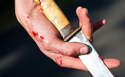 Вооруженная ножом пара напала на жителя Новомосковска