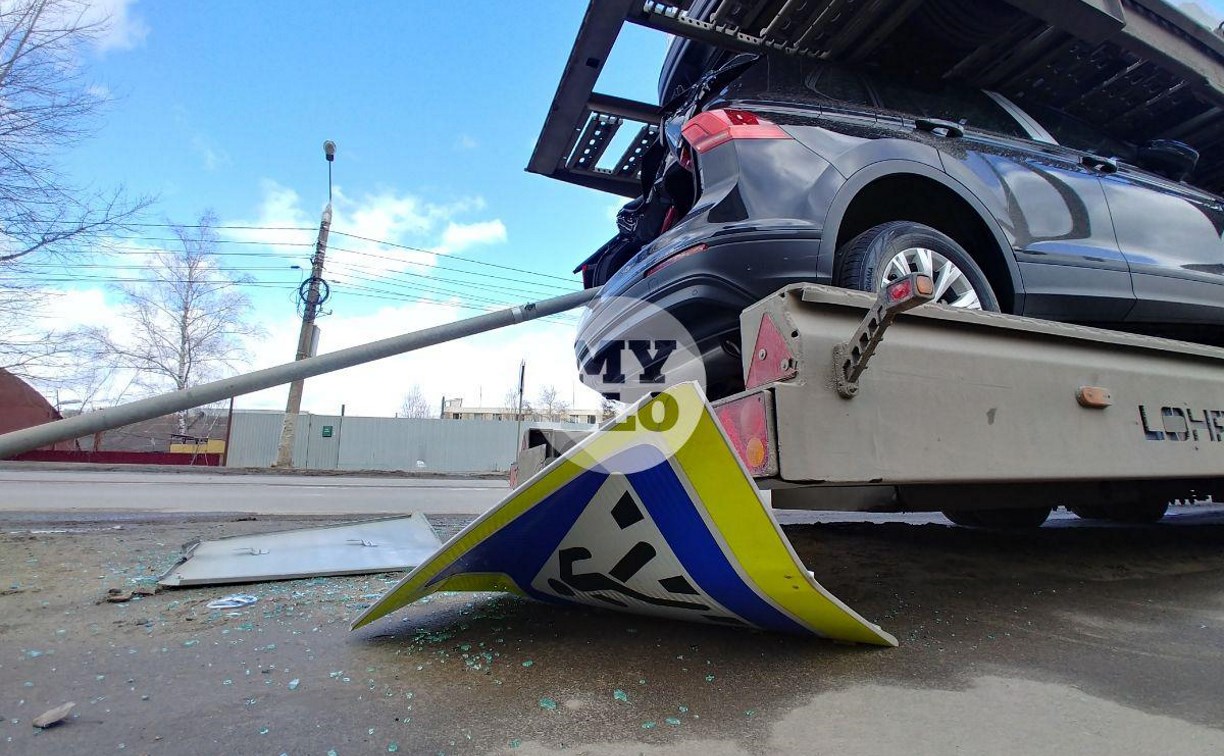 Необычное ДТП: в Туле дорожный знак проткнул новый Volkswagen на автовозе