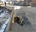 В Мясново машина провалилась в яму глубиной полметра
