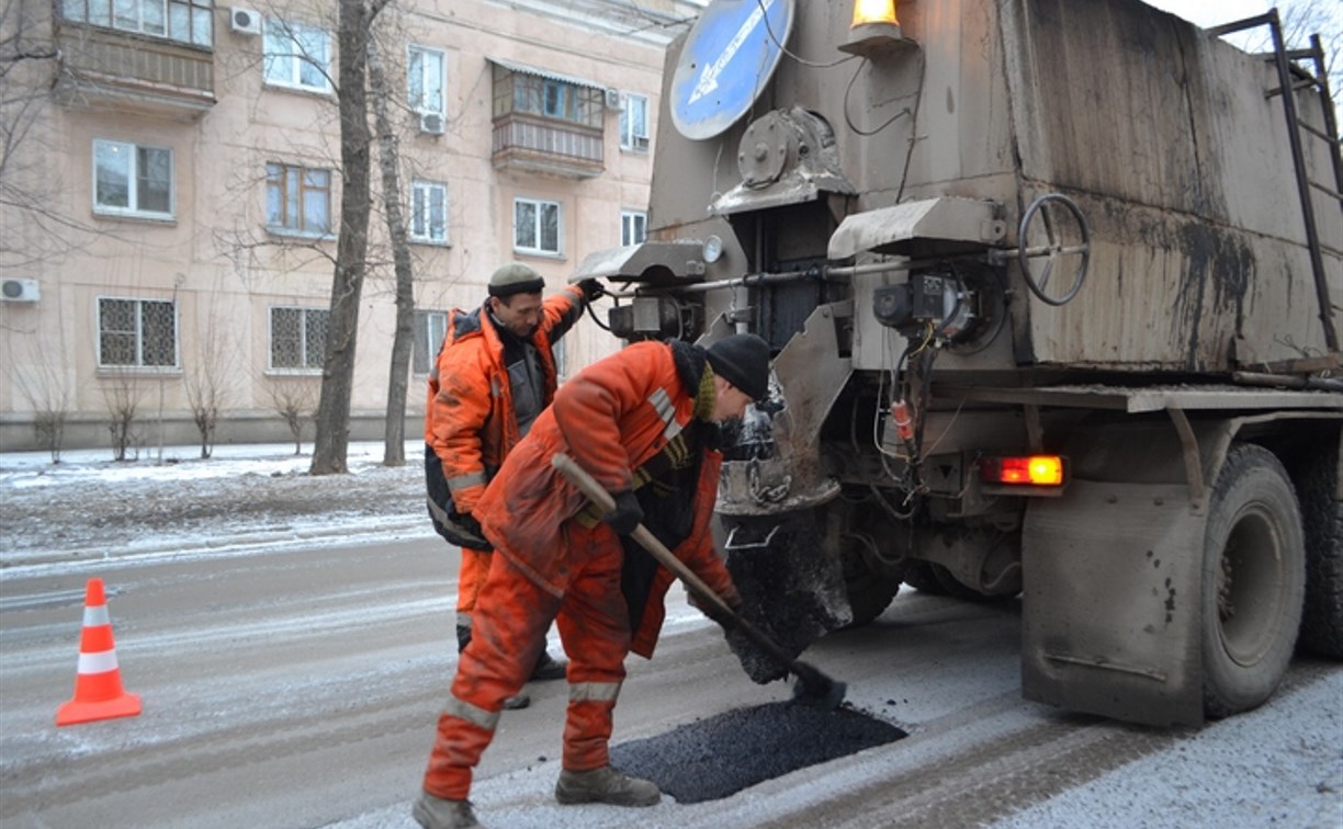 Ремонт дороги зимой. Три бригады ремонтировали дорогу. Ремонт дорог в Туле. Ямы работники латают мусором фото Снежное.