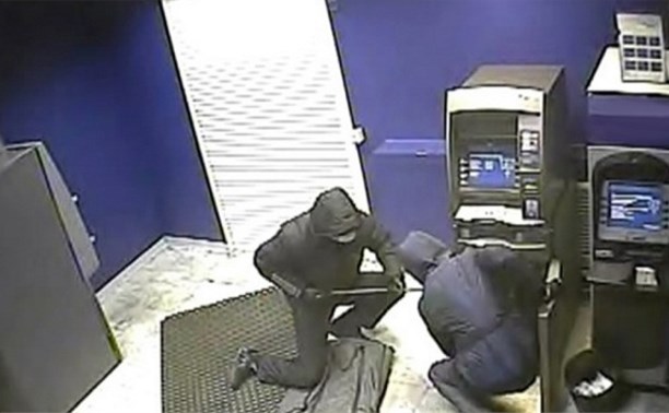 Иностранцев, укравших банкомат с 2,5 млн рублей, взяли под стражу 