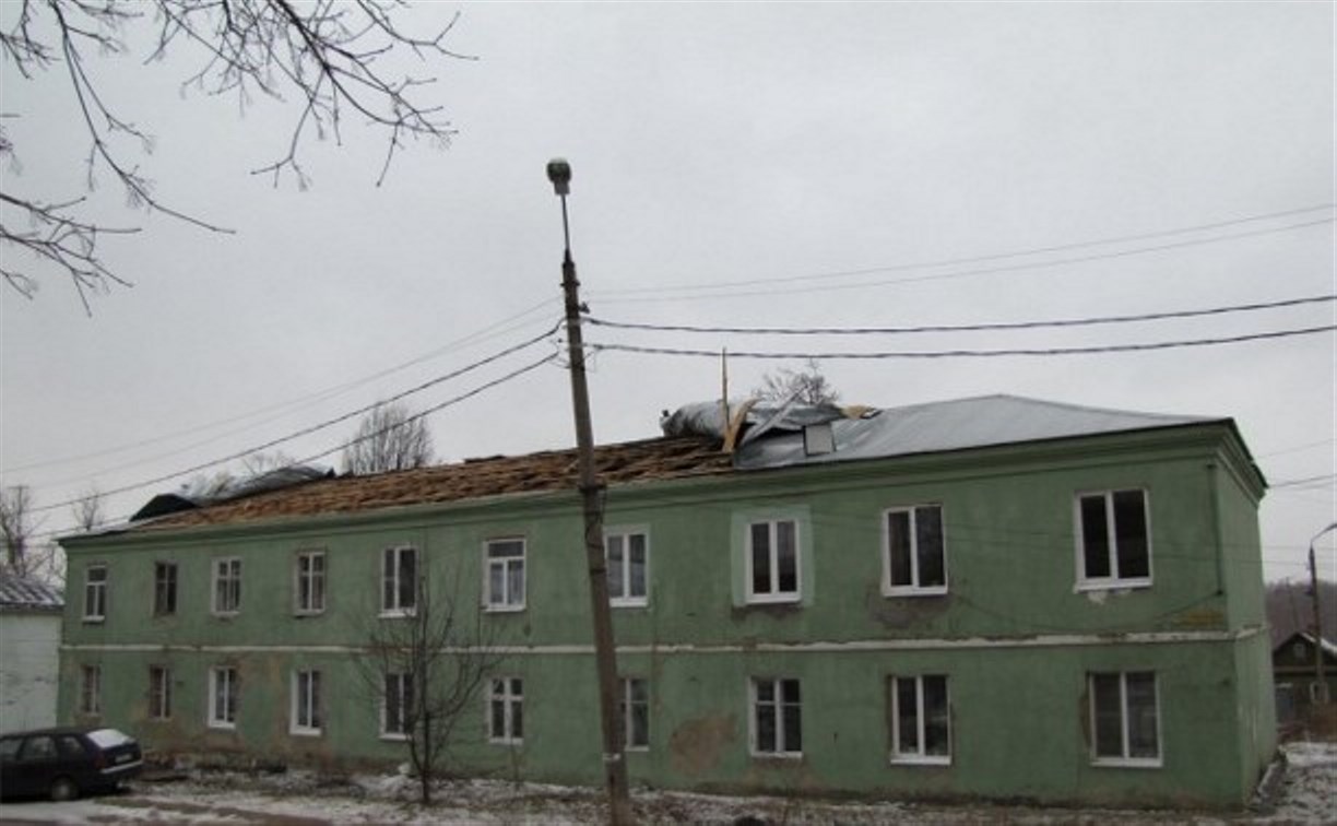 В Алексине сильный ветер сорвал крышу с жилого дома