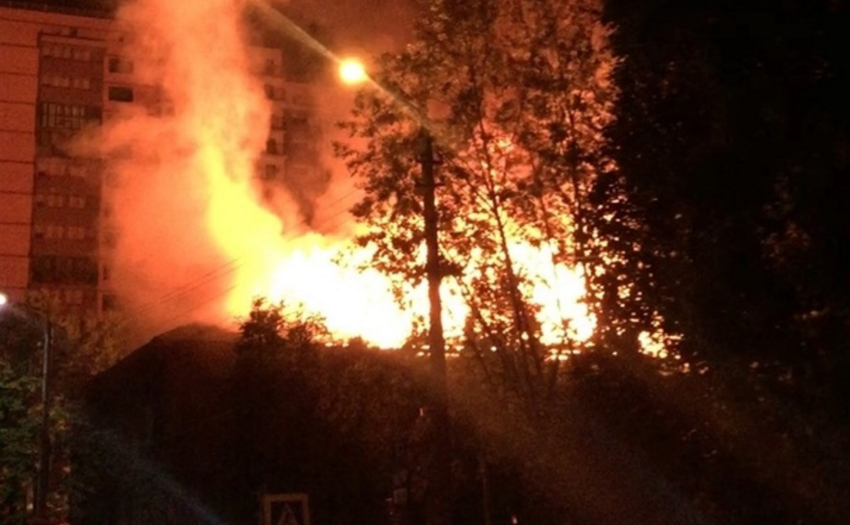 В Туле 18 пожарных тушили горящий дом на ул. Пушкинской