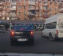 Водитель тульской маршрутки нарушил ПДД и чуть не спровоцировал аварию: видео
