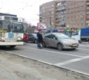 "Пежо" и автобус устроили пробку на проспекте Ленина