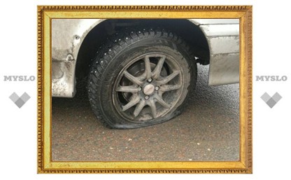 На проспекте Ленина в Туле пять машин пробили колеса из-за ямы