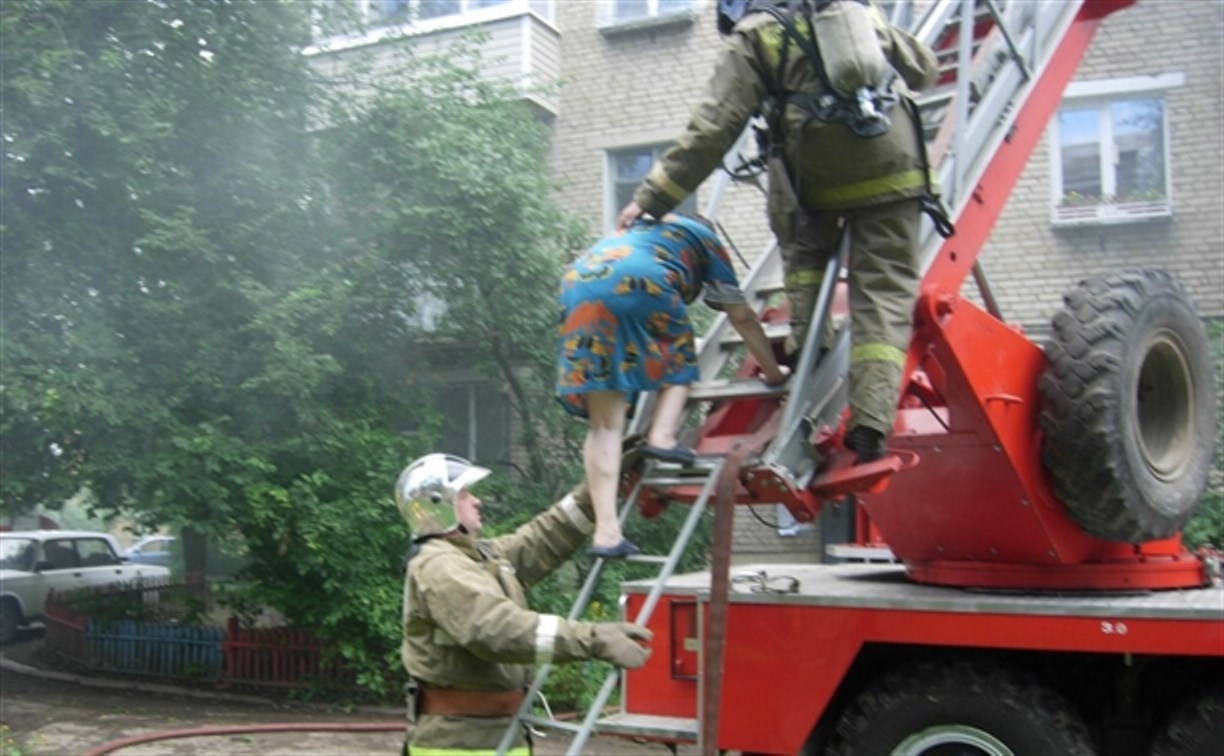 Спасатели эвакуировали тулячку с балкона горящей квартиры