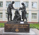 Участники «Бегущего города» испачкали памятник военным врачам и медицинским сестрам