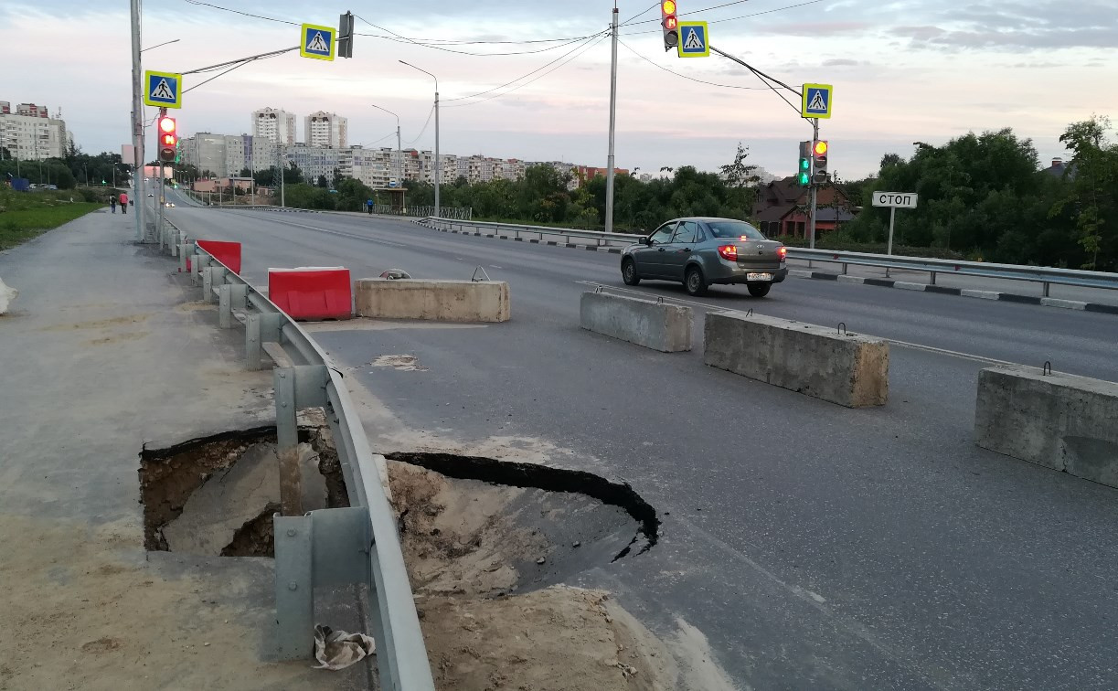 Очередной провал: в Туле на улице Хворостухина снова провалилась дорога