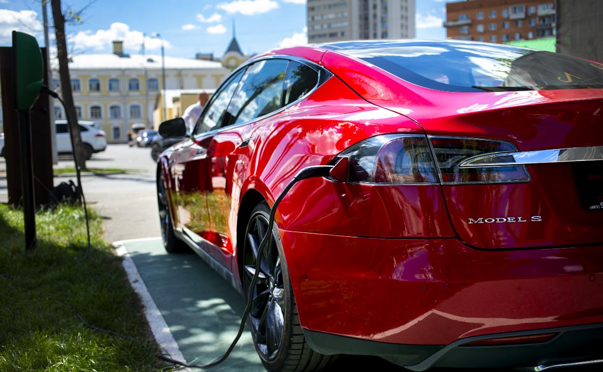 Владелец первого в Туле электромобиля Tesla рассказал, почему теперь не хочет ездить на других машинах