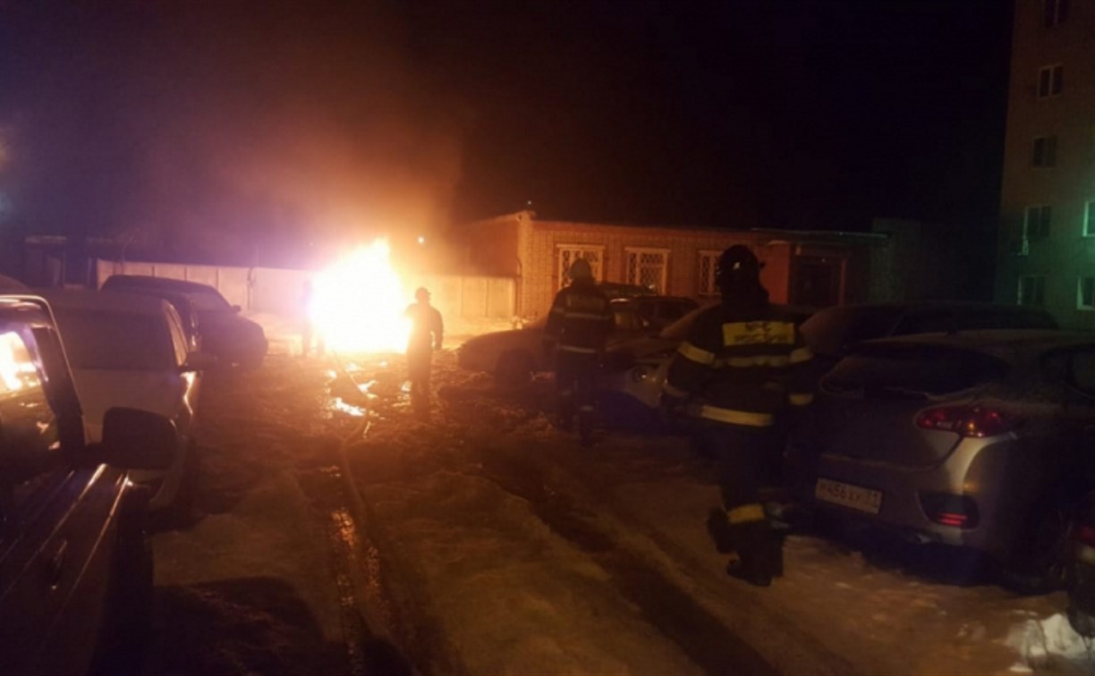 В Щекинском районе ночью сгорели два автомобиля