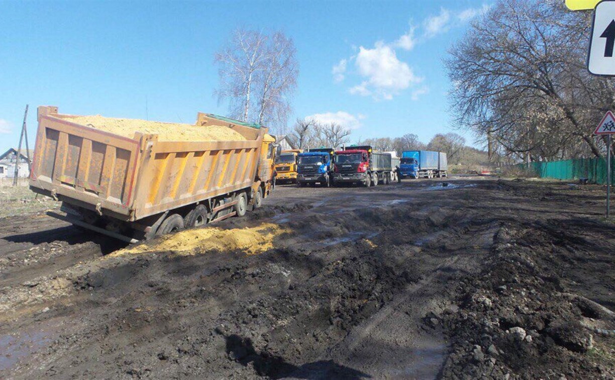 Жители Узловского района: «Грузовики добили нашу единственную дорогу!»