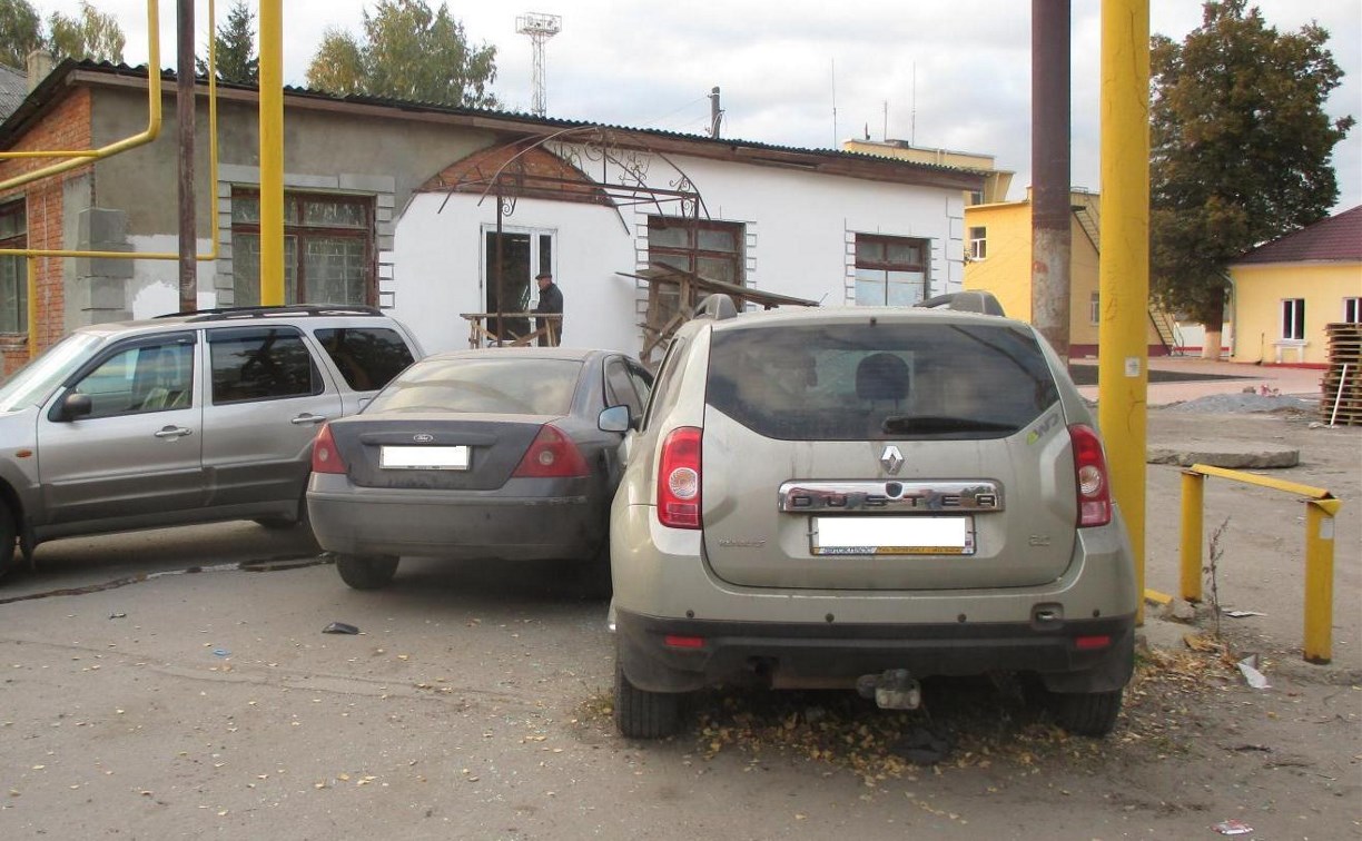 В Кимовске пьяный водитель на «Рено» протаранил два автомобиля