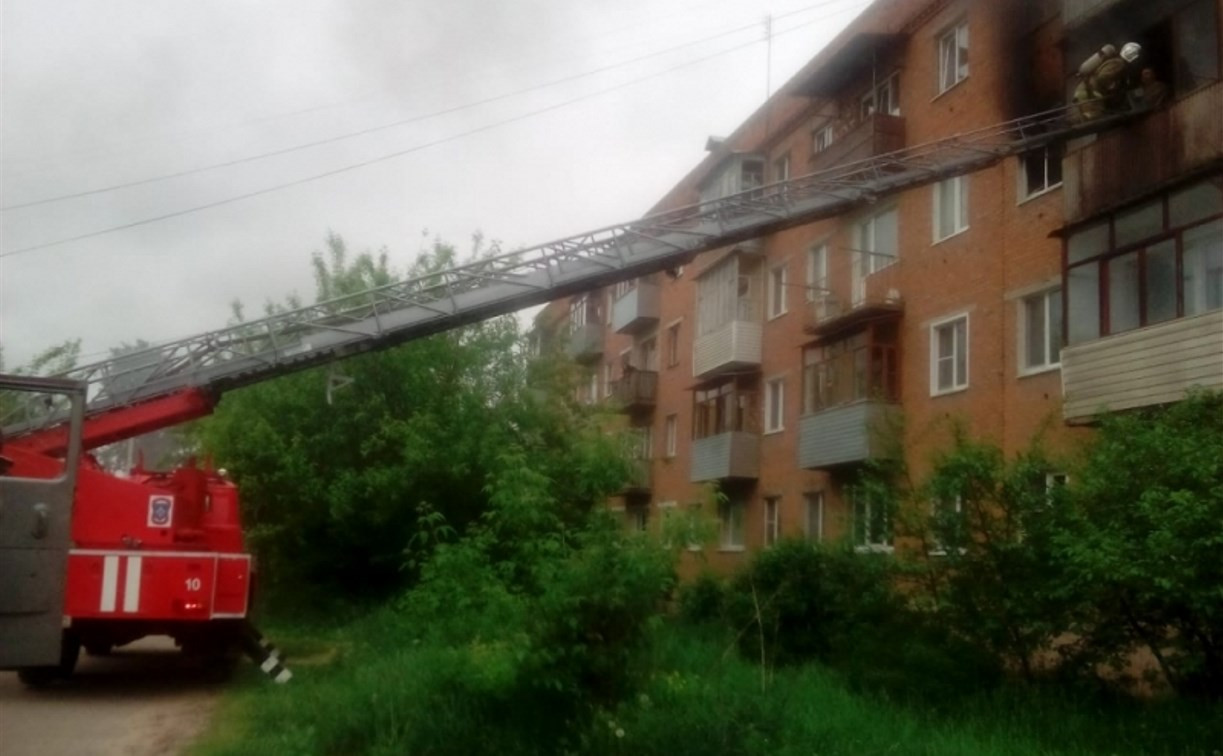 Пожарные спасли человека из горящей квартиры в Алексине