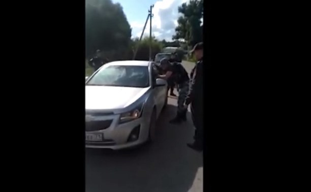 Пьяная мать с ребенком на Chevrolet пыталась скрыться от полиции и сбила инспектора: видео 