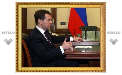 Медведев пообещал "разобраться" с нелегальными НПЗ