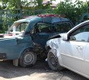На Алексинском шоссе иномарка протаранила ВАЗ